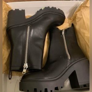 UO BOOTS SIZE 7